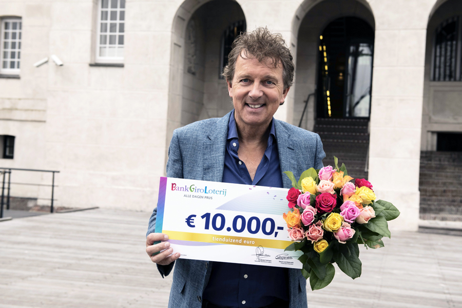 Inwoner uit Zuidbroek wint 10.000 euro in BankGiro Loterij (Fotocredits: Roy Beusker)