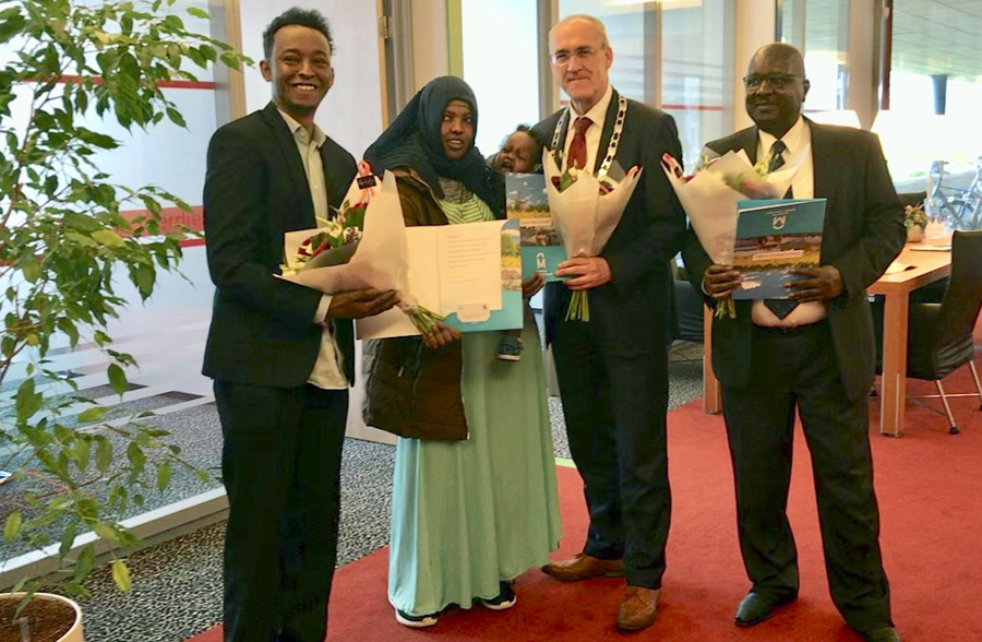 Van links naar rechts dhr. A.M. Daud, mw. S. Abdiqani met haar dochter Salma (burgemeester Adriaan Hoogendoorn) en dhr. A. Mohamed.